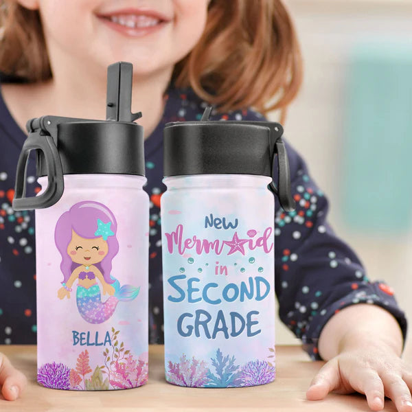 Personalisierte Trinkflasche für Kinder mit Strohhalmdeckel (350 ml) – Kleine Meerjungfrau in der Schule
