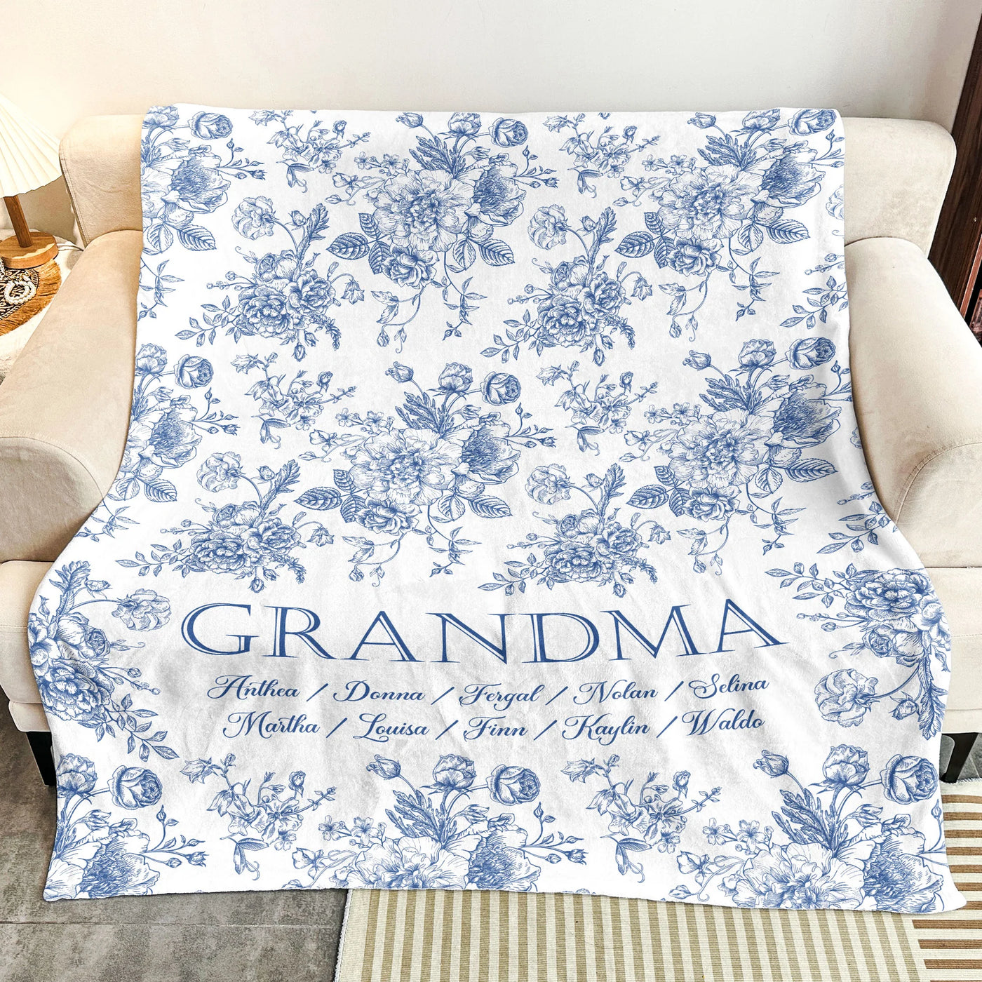 Personalisierte Decke – Namen der Enkelkinder im Toile-de-Jouy-Stil