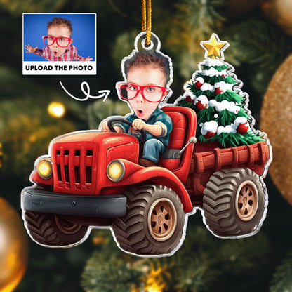 Personalisierter Weihnachtsschmuck – Kind in rotem Lastwagen mit Weihnachtsbaum