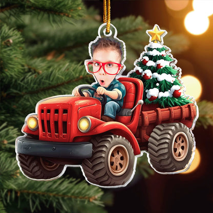 Personalisierter Weihnachtsschmuck – Kind in rotem Lastwagen mit Weihnachtsbaum